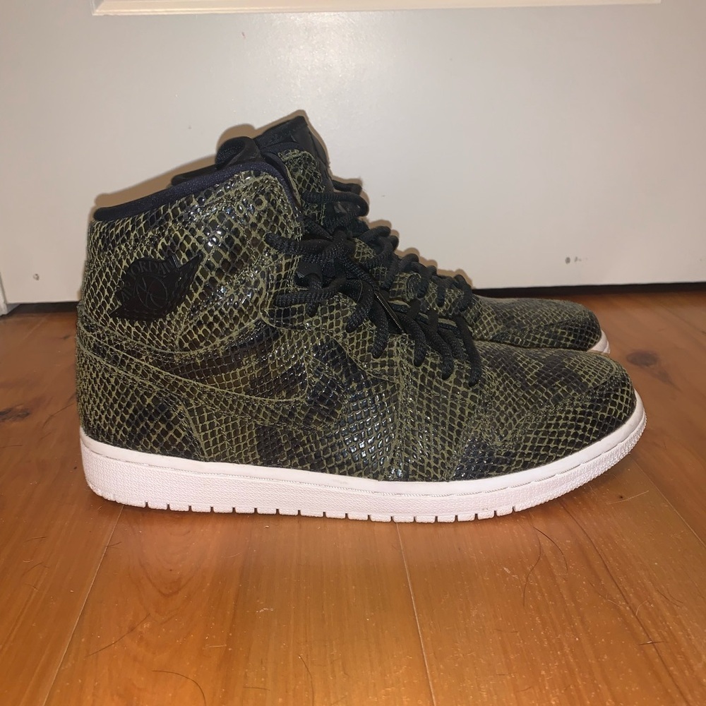 Women’s Snake skin Nike air Jordan sneakers - Picture 1 of 6